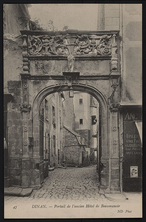 Carte postale ancienne Dinan - Portail de l'ancien hôtel de Beaumanoir à Dinan