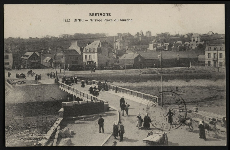 Carte postale ancienne Binic - Arrivée Place du Marché à Binic-Étables-sur-Mer