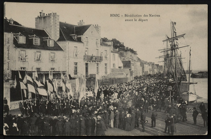 Carte postale ancienne Binic - Bénédiction des navires avant le départ à Binic-Étables-sur-Mer