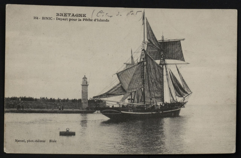 Carte postale ancienne Binic - Départ pour la pêche d'Islande à Binic-Étables-sur-Mer