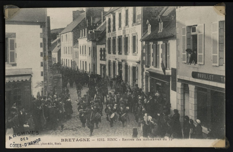 Carte postale ancienne Binic - Rentrée des maneuvres du 71 e à Binic-Étables-sur-Mer