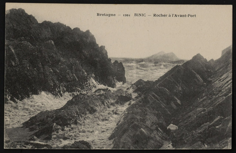 Carte postale ancienne Binic - Rocher à l'Avant-Port à Binic-Étables-sur-Mer