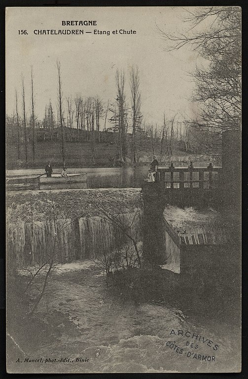 Carte postale ancienne Châtelaudren - Etang et chute à Châtelaudren-Plouagat