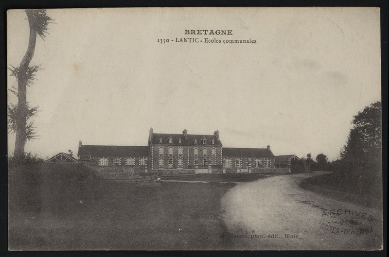 Carte postale ancienne Lantic - Ecoles communales à Lantic