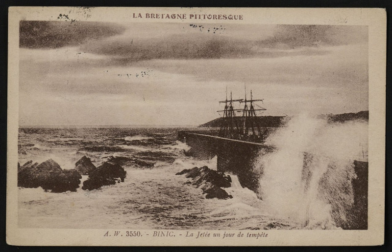 Carte postale ancienne Binic - Jetée un jour de tempête à Binic-Étables-sur-Mer