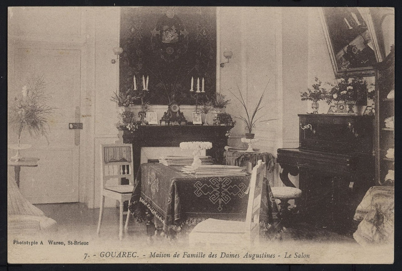 Carte postale ancienne Gouarec - Maison de famille des Dames Augustines - Salon à Gouarec