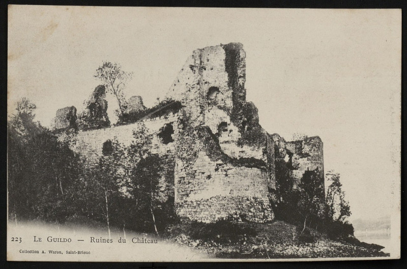 Carte postale ancienne Le Guildo - Ruines du château à Saint-Cast-le-Guildo