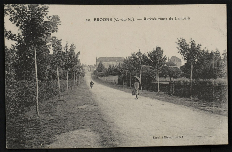 Carte postale ancienne Broons - Arrivée route de Lamballe à Broons