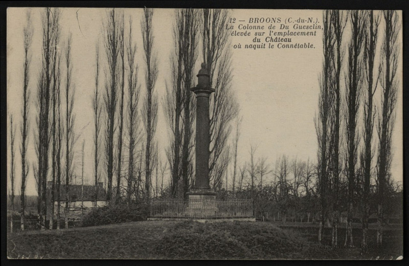 Carte postale ancienne Broons - Colonne de Du Guesclin élevée sur l'emplacement du château où naquit le connétable à Broons