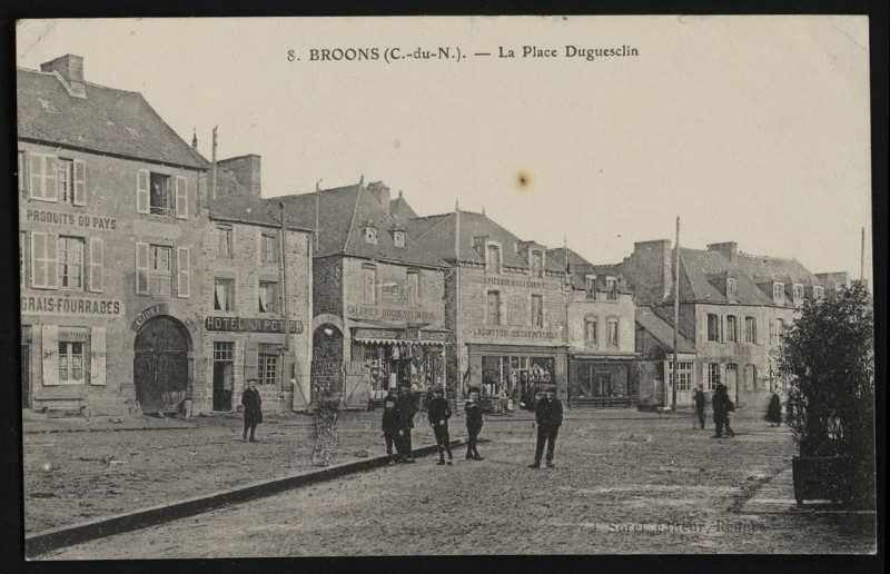 Carte postale ancienne Broons - Place Duguesclin à Broons