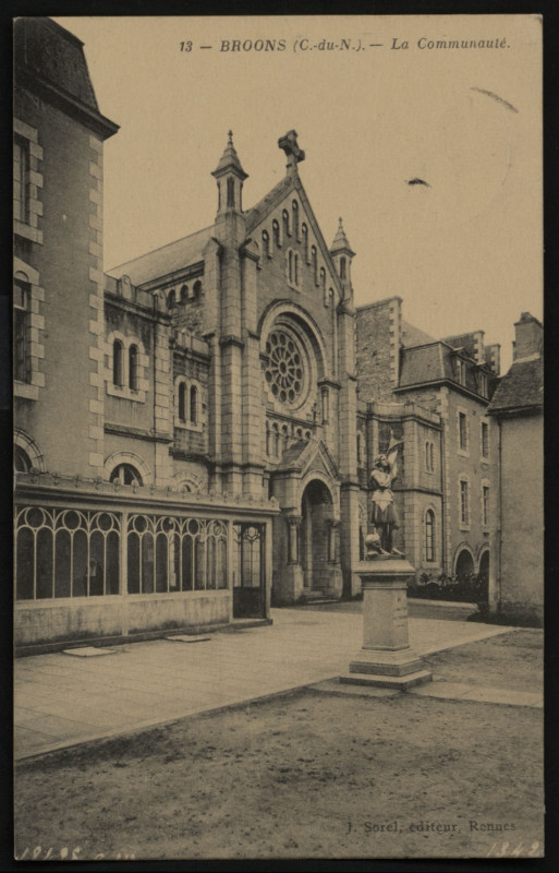 Carte postale ancienne Broons - Place et communauté à Broons