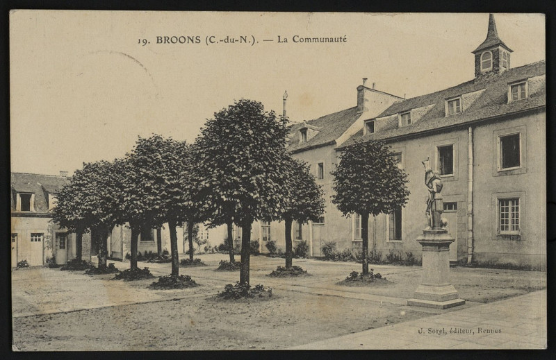 Carte postale ancienne Broons - Place et communauté à Broons