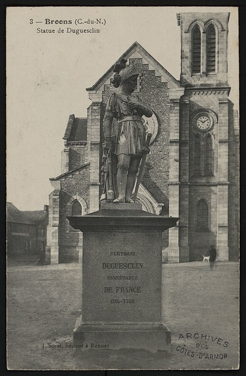 Carte postale ancienne Broons - Place et statue de Duguesclin à Broons