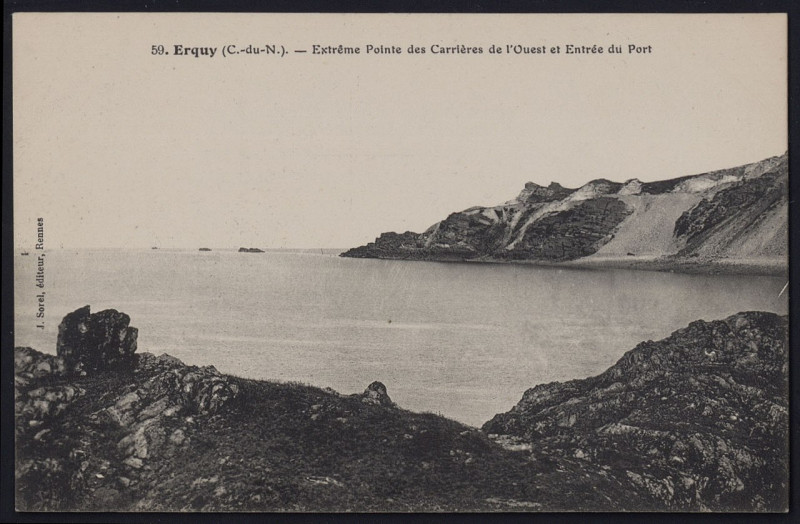 Carte postale ancienne Erquy - Extrême pointe des carrières de l'ouest et entrée du port à Erquy