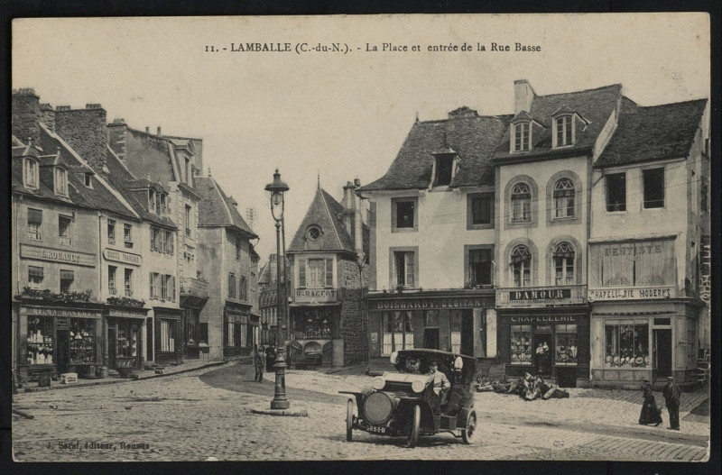 Carte postale ancienne Lamballe - Place et entrée de la rue Basse à Lamballe-Armor
