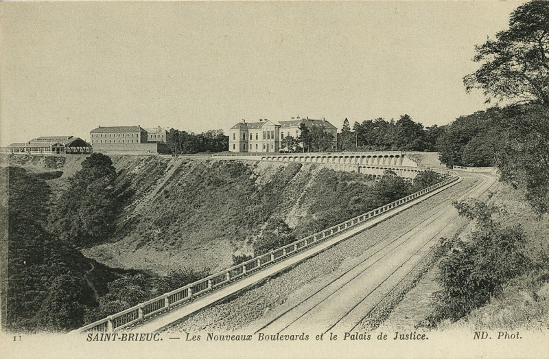 Carte postale ancienne Saint-Brieuc - Nouveaux boulevards et palais de justice à Saint-Brieuc