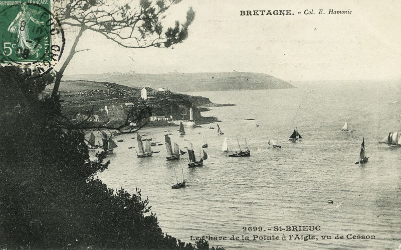 Carte postale ancienne Saint-Brieuc - Phare de la Pointe à l'Aigle vu de Cesson à Saint-Brieuc