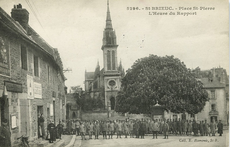 Carte postale ancienne Saint-Brieuc - Place Saint-Pierre l'heure du rapport à Saint-Brieuc
