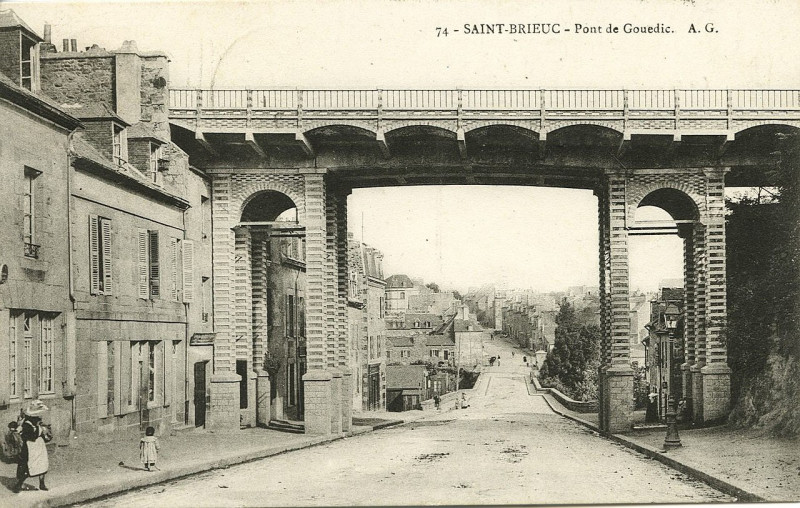 Carte postale ancienne Saint-Brieuc - Pont de Gouédic à Saint-Brieuc