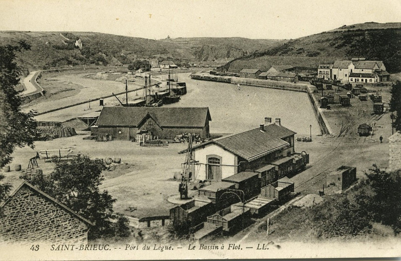 Carte postale ancienne Saint-Brieuc - Port du Légué bassin à flot à Saint-Brieuc