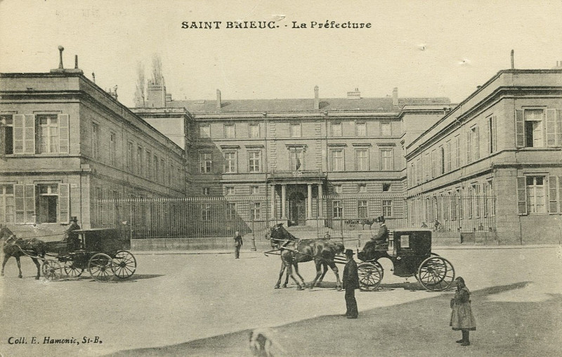 Carte postale ancienne Saint-Brieuc - Préfecture à Saint-Brieuc