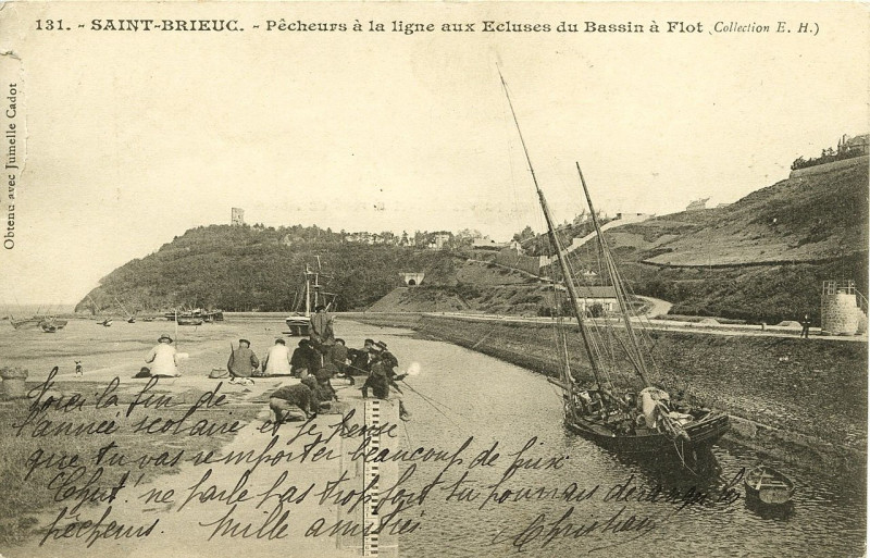 Carte postale ancienne Saint-Brieuc - Pêcheurs à la ligne aux écluses du bassin à flot à Saint-Brieuc