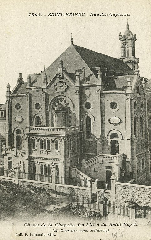 Carte postale ancienne Saint-Brieuc - Rue des Capucins chevet de la chapelle des Filles du Saint-Esprit à Saint-Brieuc