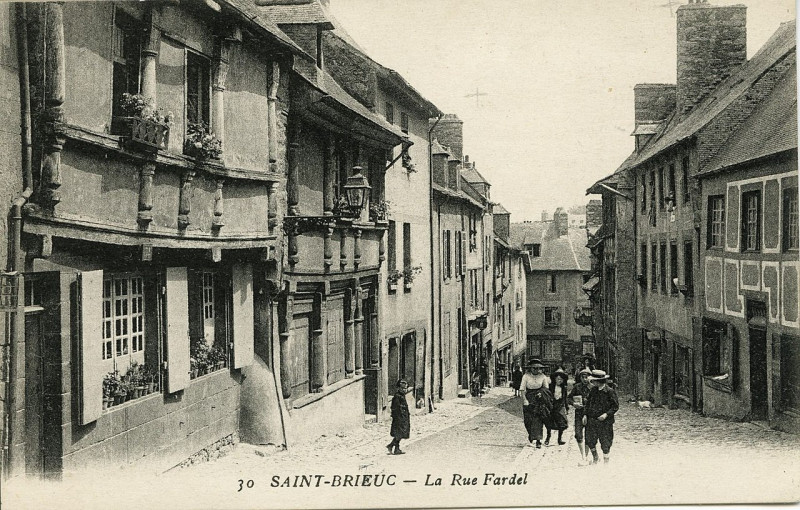 Carte postale ancienne Saint-Brieuc - Rue Fardel à Saint-Brieuc