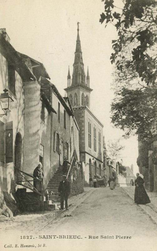 Carte postale ancienne Saint-Brieuc - Rue Saint-Pierre à Saint-Brieuc