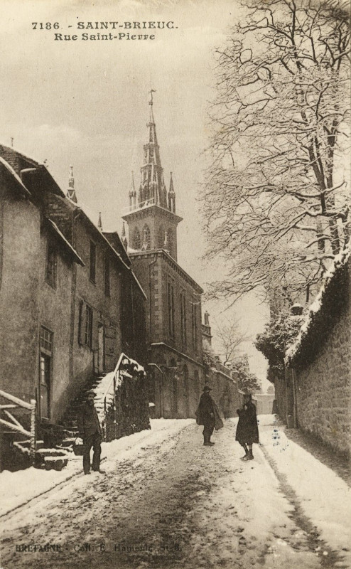 Carte postale ancienne Saint-Brieuc - Rue Saint-Pierre à Saint-Brieuc