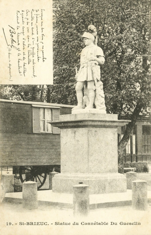 Carte postale ancienne Saint-Brieuc - Statue du Connétable Du Guesclin à Saint-Brieuc