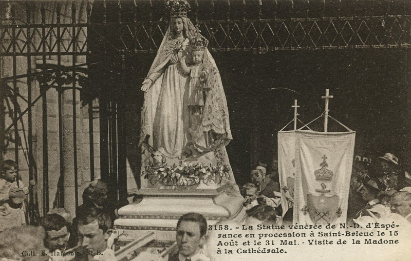 Carte postale ancienne Saint-Brieuc - Statue vénérée de Notre-Dame d'Espérance en procession à Saint-Brieuc
