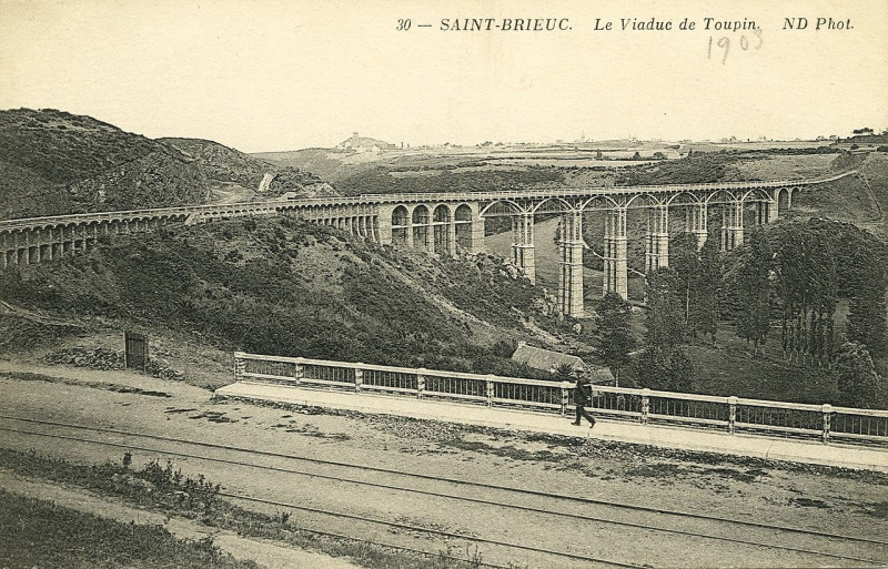 Carte postale ancienne Saint-Brieuc - Viaduc de Toupin à Saint-Brieuc
