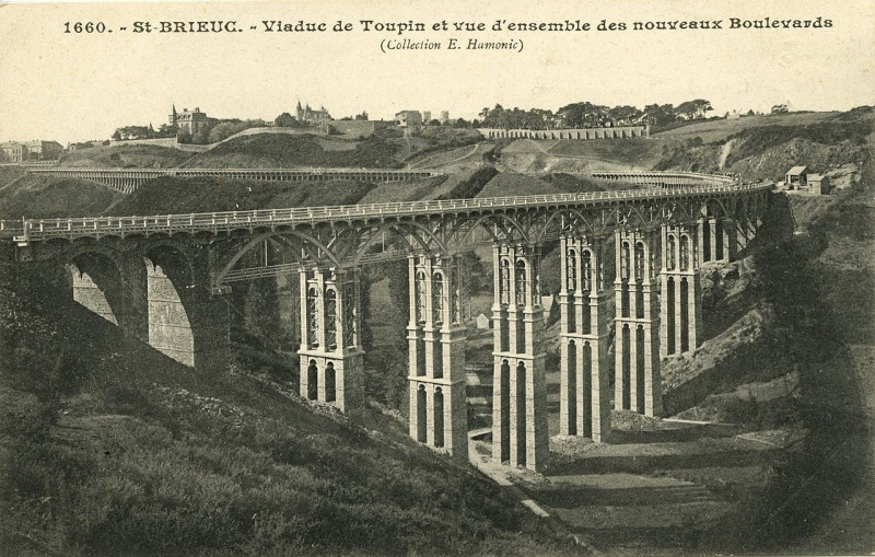 Carte postale ancienne Saint-Brieuc - Viaduc de Toupin et vue d'ensemble des nouveaux boulevards à Saint-Brieuc