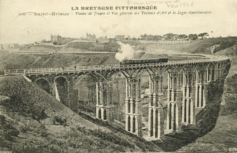 Carte postale ancienne Saint-Brieuc - Viaduc de Toupin vue générale des travaux d'art et ligne départementale à Saint-Brieuc