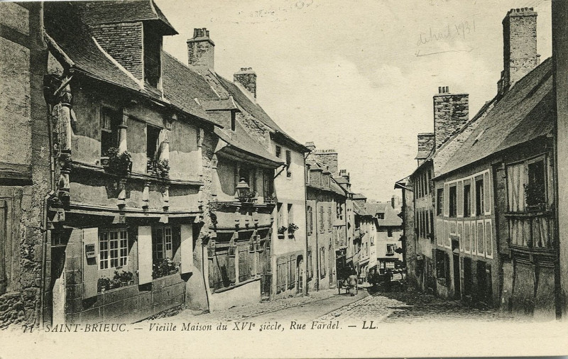 Carte postale ancienne Saint-Brieuc - Vieille maison du XVIe siècle rue Fardel à Saint-Brieuc