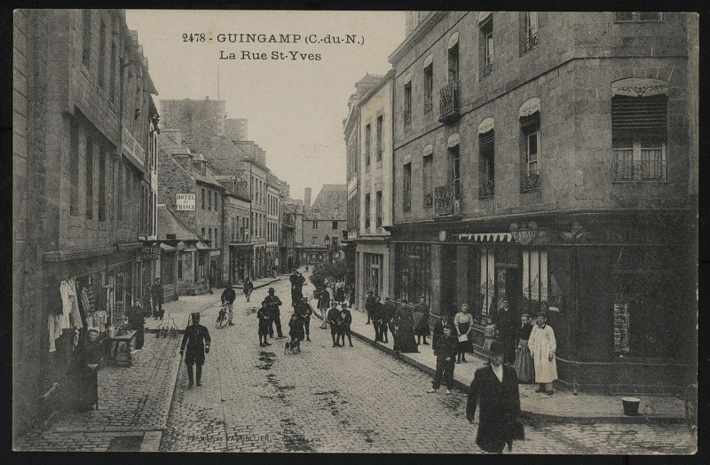 Carte postale ancienne Guingamp - Rue Saint-Yves à Guingamp