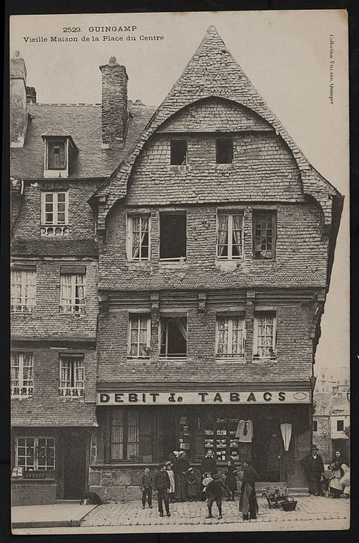 Carte postale ancienne Guingamp - Vieille Maison de la Place du Centre à Guingamp