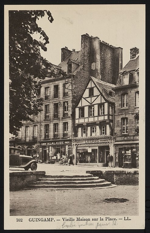 Carte postale ancienne Guingamp - Vieille Maison sur la Place à Guingamp