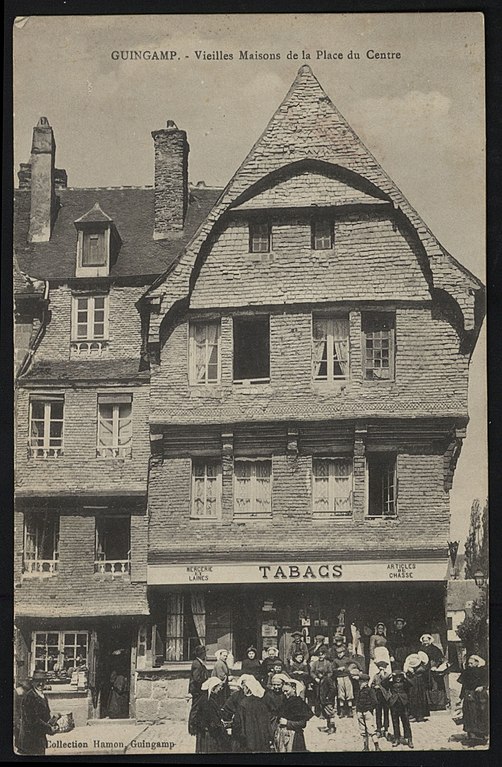 Carte postale ancienne Guingamp - Vieilles Maisons de la Place du Centre à Guingamp