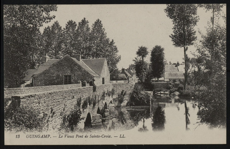 Carte postale ancienne Guingamp - Vieux pont de Sainte-Croix à Guingamp