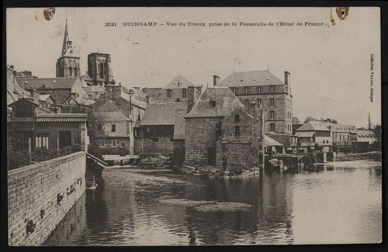 Carte postale ancienne Guingamp - Vue du Trieux prise de la passerelle de l'Hôtel de France à Guingamp
