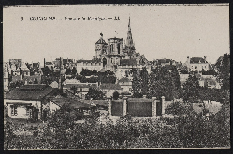 Carte postale ancienne Guingamp - Vue sur la Basilique à Guingamp