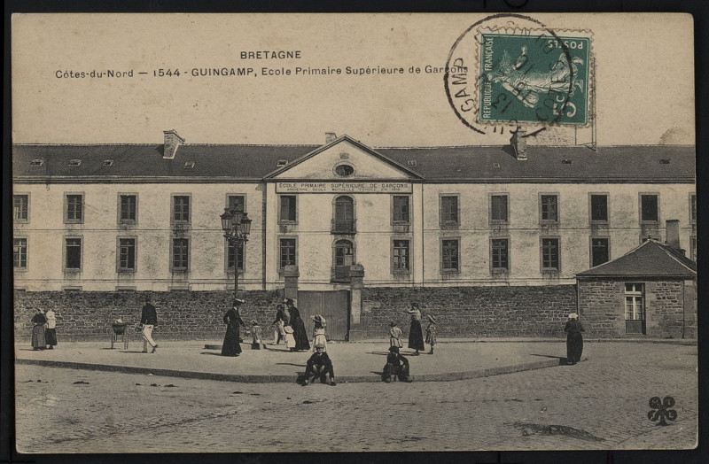 Carte postale ancienne Guingamp - Ecole primaire supérieure de garçons à Guingamp