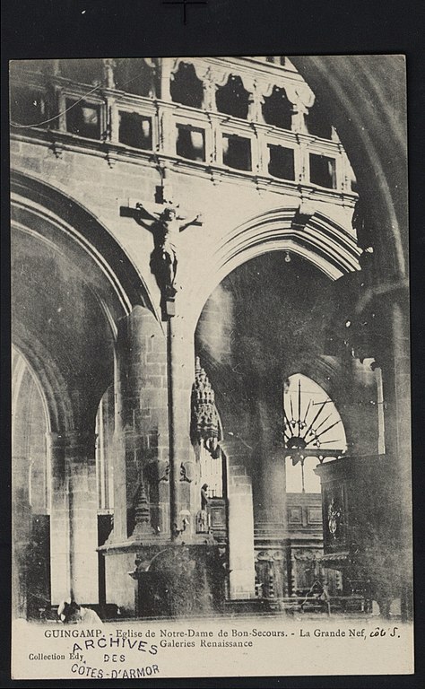 Carte postale ancienne Guingamp - Eglise Notre-Dame de Bon-Secours grande nef et galeries Renaisssance à Guingamp