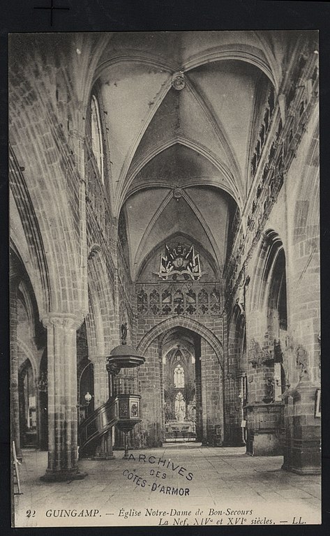 Carte postale ancienne Guingamp - Eglise Notre-Dame de Bon-Secours nef à Guingamp