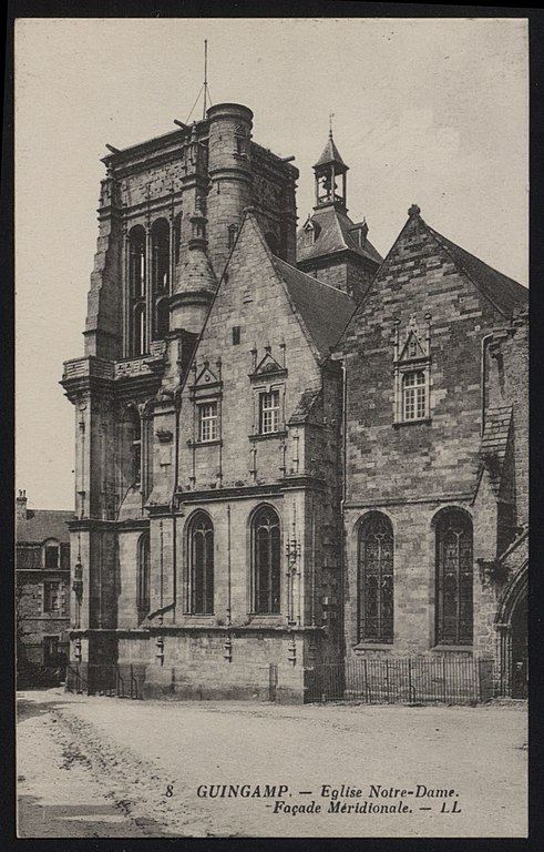 Carte postale ancienne Guingamp - Eglise Notre-Dame façade méridionale à Guingamp