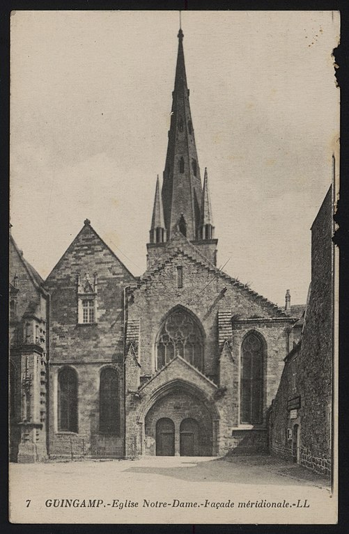 Carte postale ancienne Guingamp - Eglise Notre-Dame façade méridionale à Guingamp
