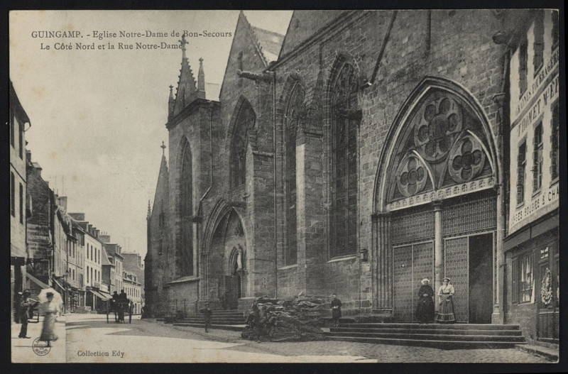 Carte postale ancienne Guingamp - Eglise Notre-Dame-de-Bon-Secours Le Côté Nord et la Rue Notre-Dame à Guingamp