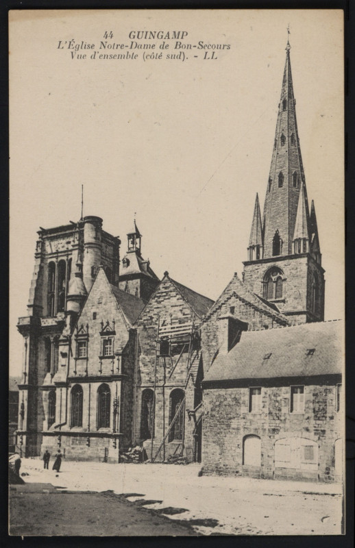 Carte postale ancienne Guingamp - Eglise Notre-Dame-de-Bon-Secours Vue d'ensemble coté sud à Guingamp